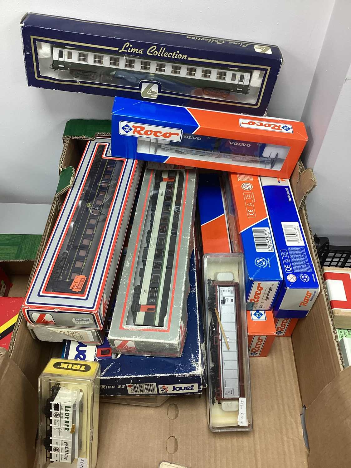 HO gauge coaches and rolling stock by Roco, Lima etc, boxed, approx 20