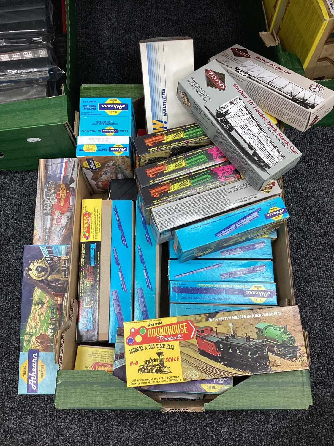 HO gauge mainly American rolling stock from Roundhouse, Walthers, Athearn etc. boxed, approx. 30