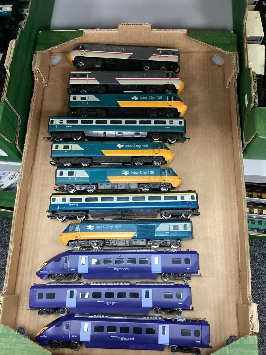 OO HST 125 gauge dummy power unit and coaches plus a three car class 39, untested. (11)