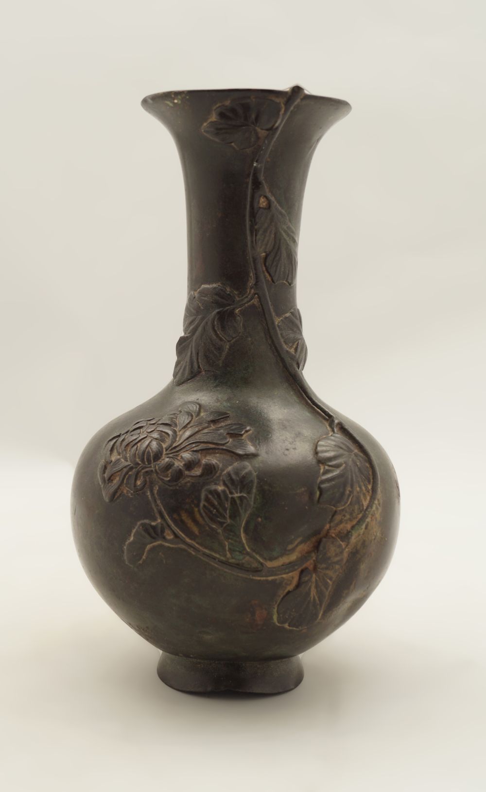 18TH-CENTURY CHINESE BRONZE BOTTLE SHAPED VASE