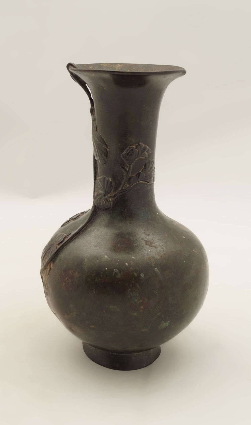 18TH-CENTURY CHINESE BRONZE BOTTLE SHAPED VASE - Image 2 of 3