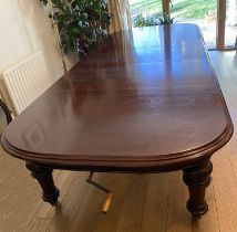 EXCEPTIONAL VICTORIAN MAHOGANY DINING TABLE