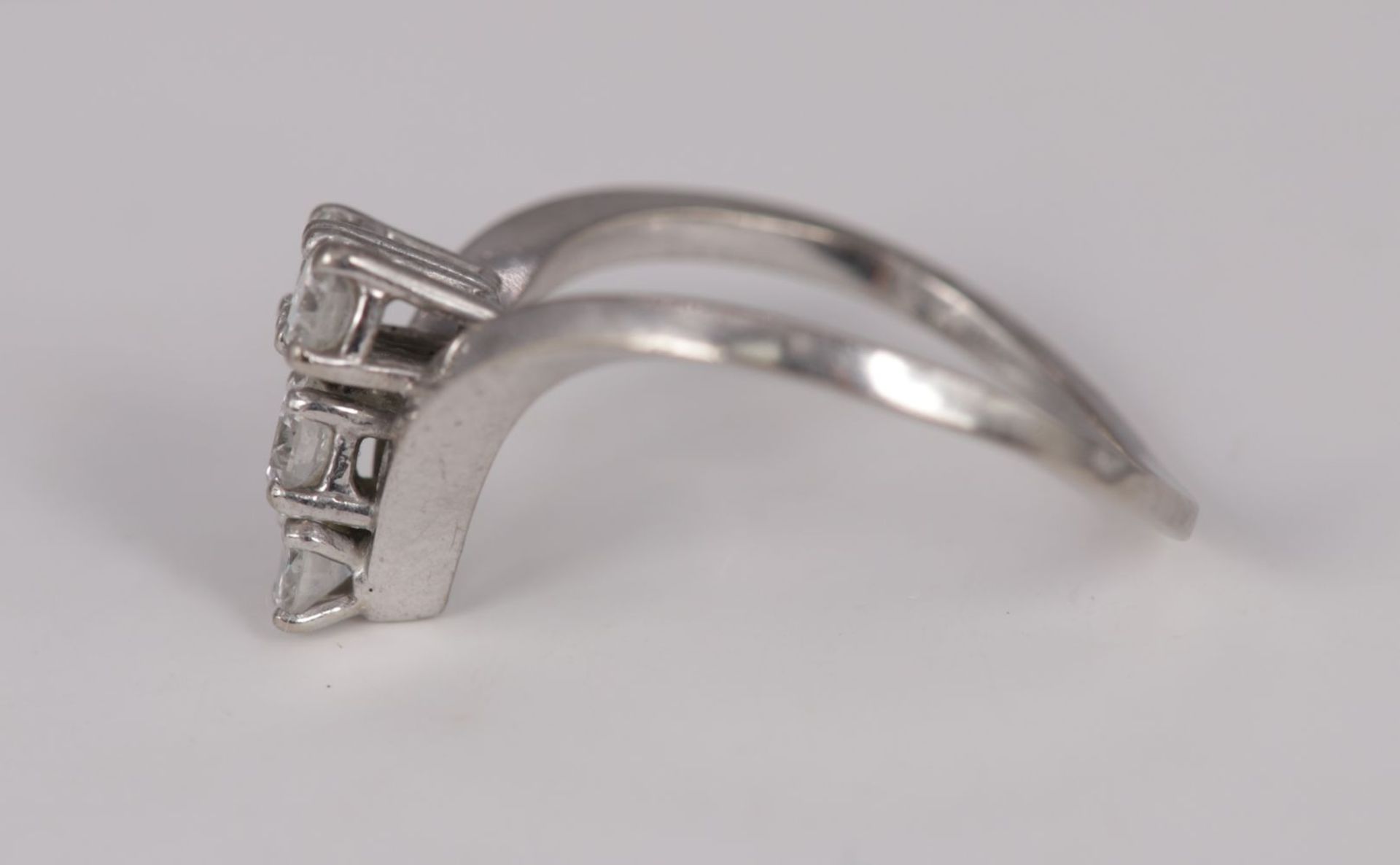 18K WHITE GOLD & DIAMOND RING - Image 2 of 4