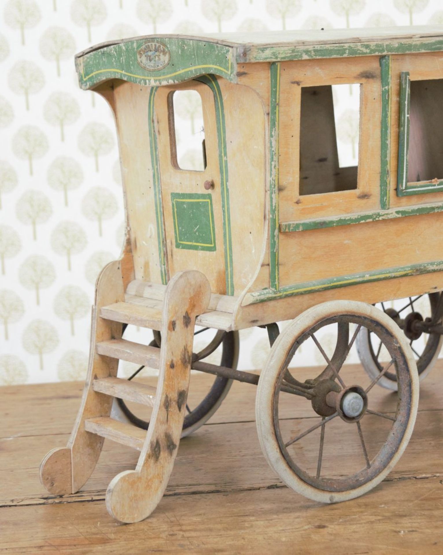 PINE MODEL OF A 4-WHEEL CARRIAGE - Image 3 of 3