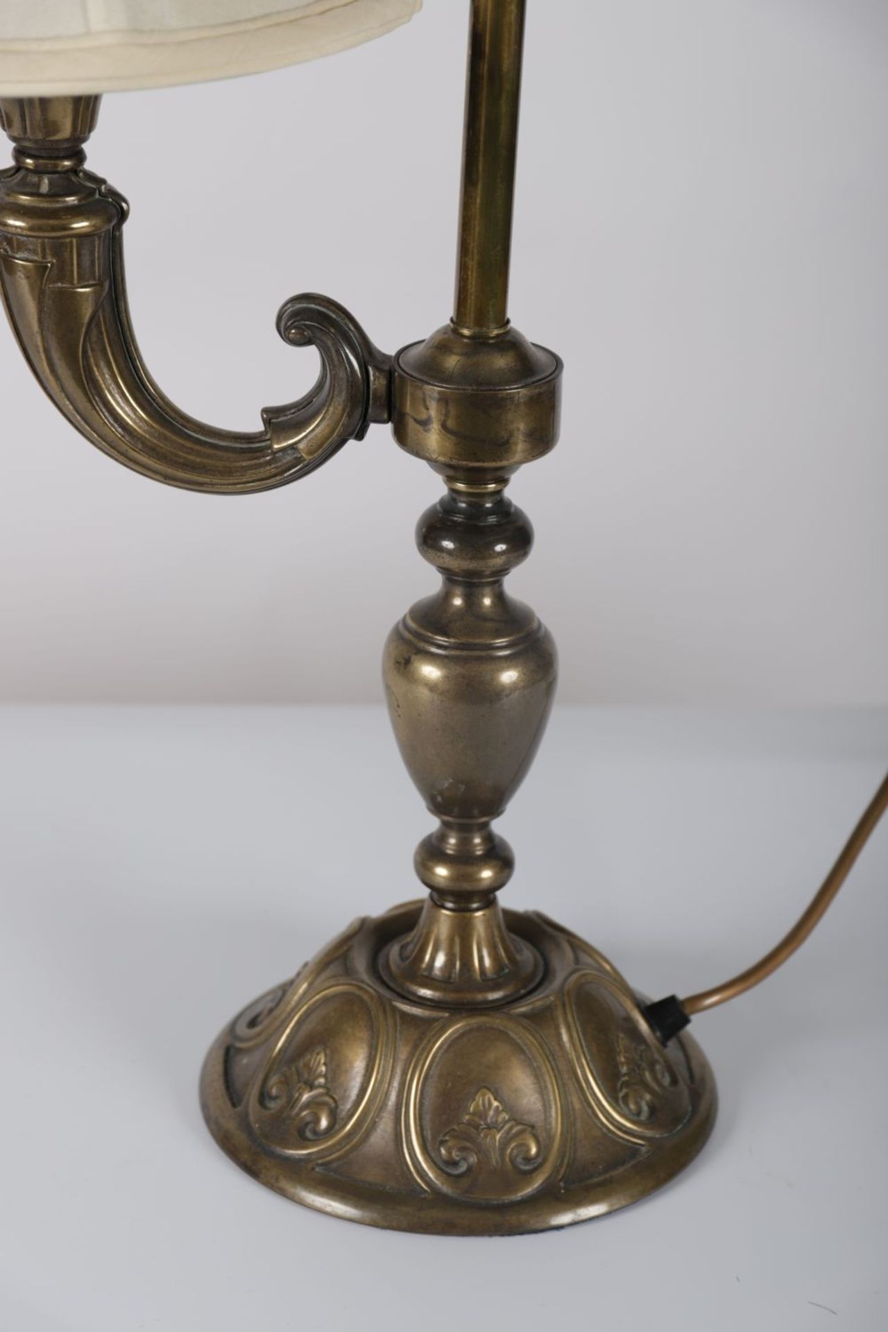 EDWARDIAN BRASS TABLE LAMP - Image 2 of 3