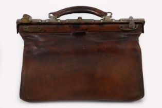 SMALL VINTAGE LEATHER GLADSTONE BAG