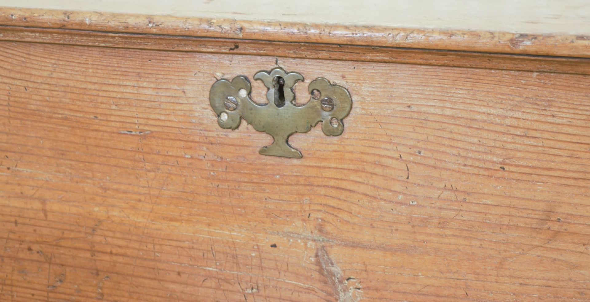 GEORGIAN PINE HALL COFFER - Image 3 of 4