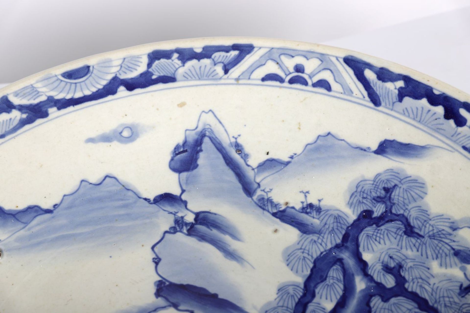 LARGE 19TH-CENTURY JAPANESE BLUE & WHITE CHARGER - Image 2 of 4