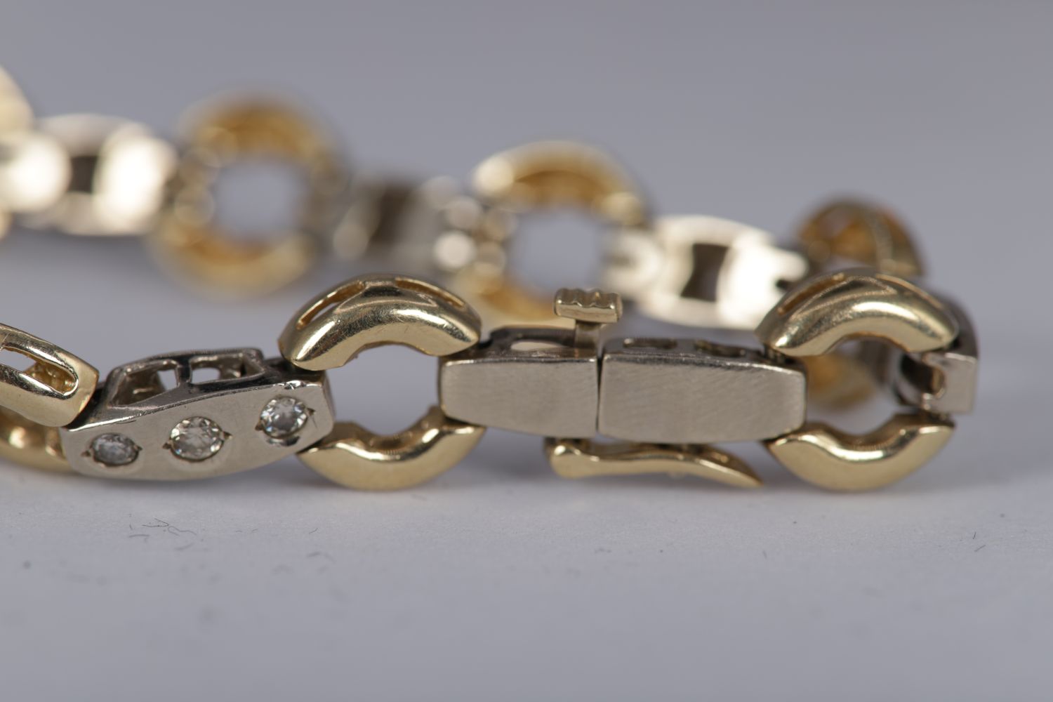 14K GOLD BICOLOUR AND DIAMOND BRACELET - Image 3 of 4