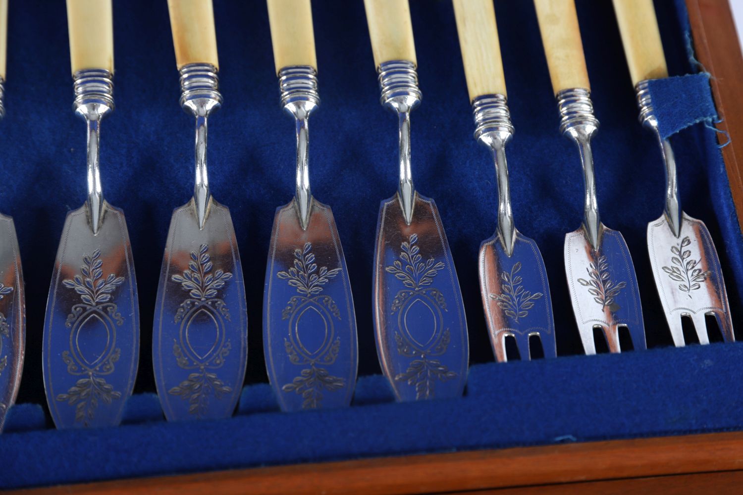 23-PIECE SET OF FISH KNIVES AND FORKS - Image 2 of 4