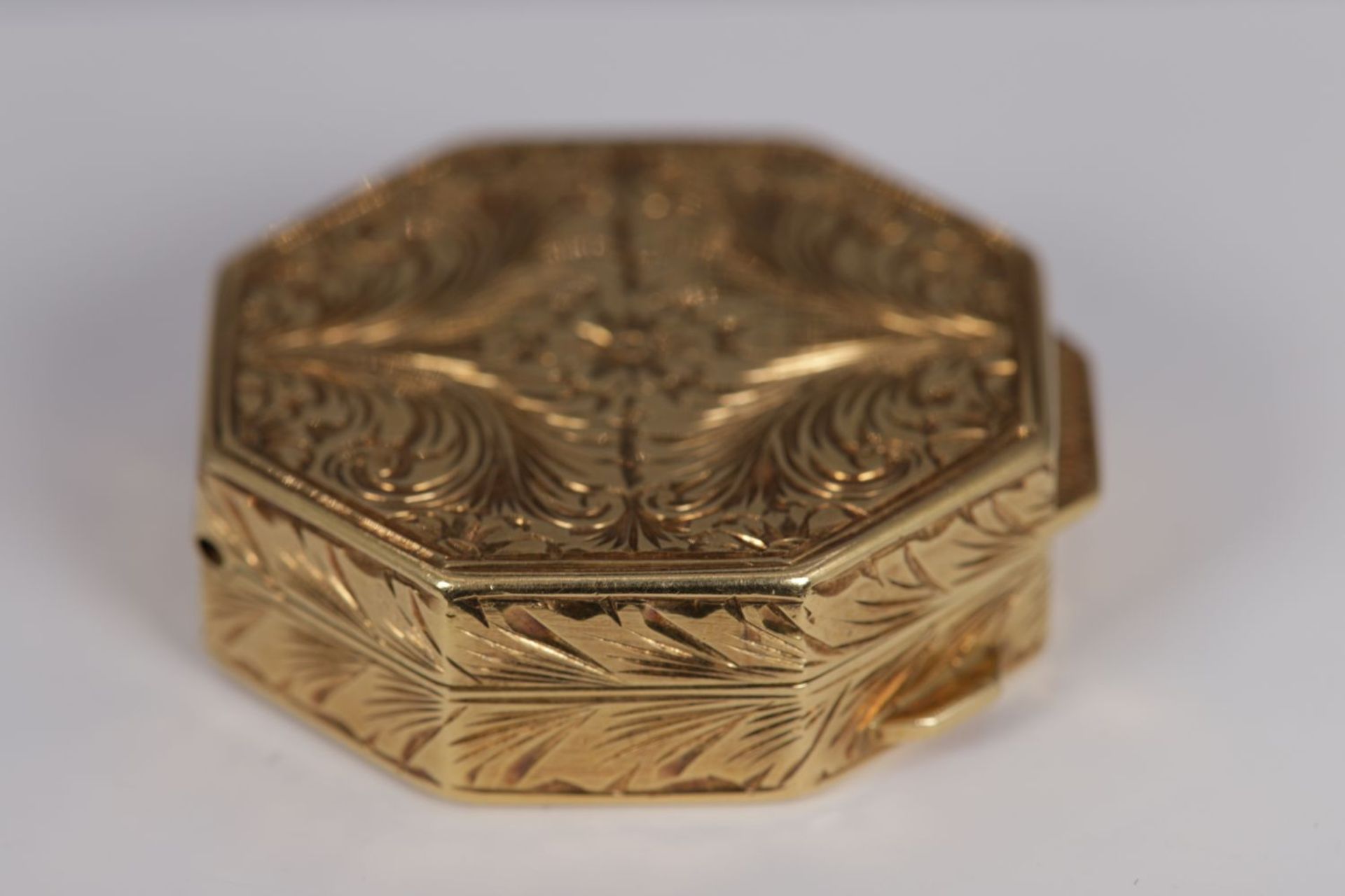 18K GOLD CHASED PILL BOX - Image 2 of 4