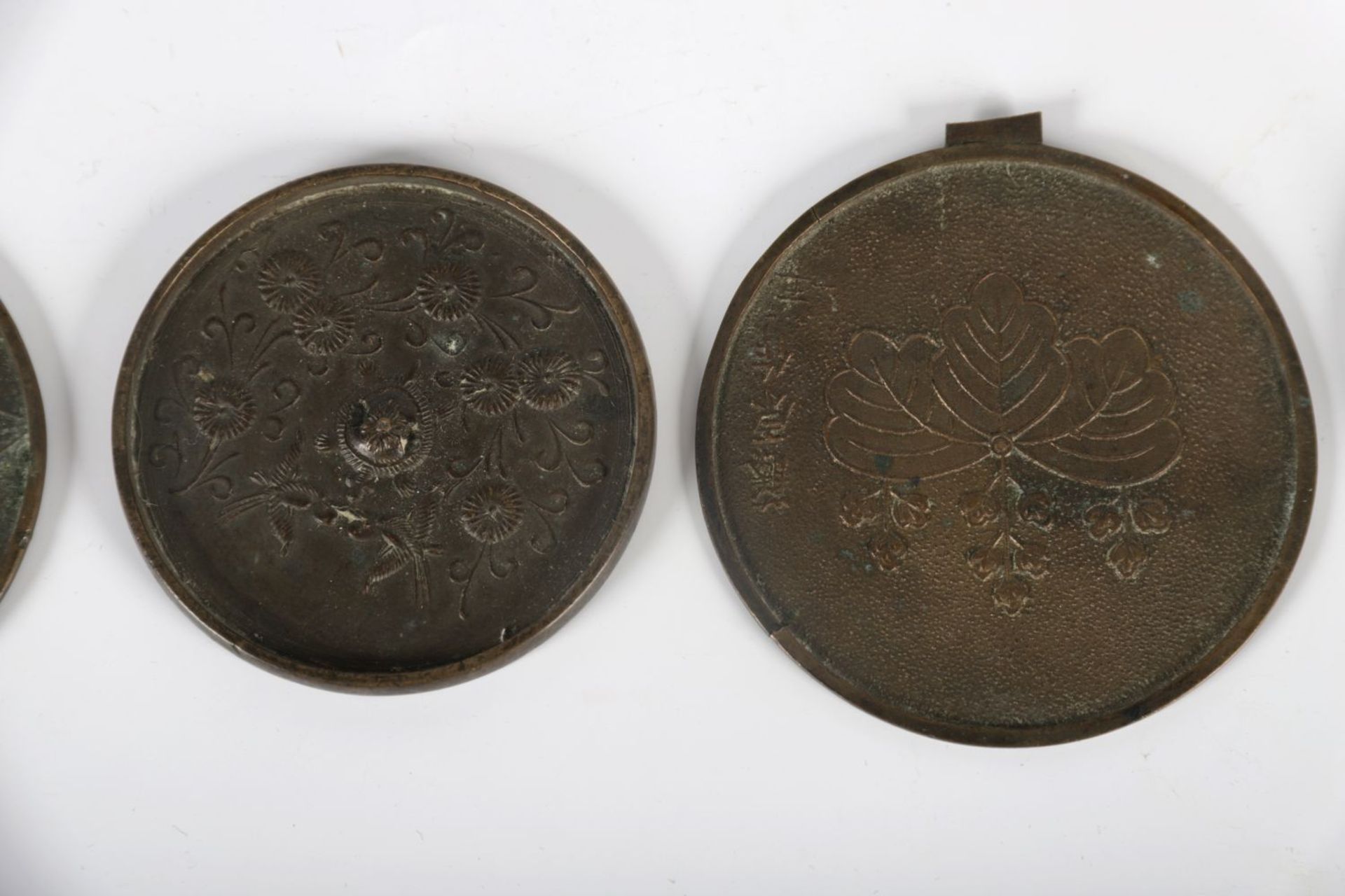GROUP OF 4 17/18TH-CENTURY JAPANESE BRONZE MIRRORS - Image 3 of 4