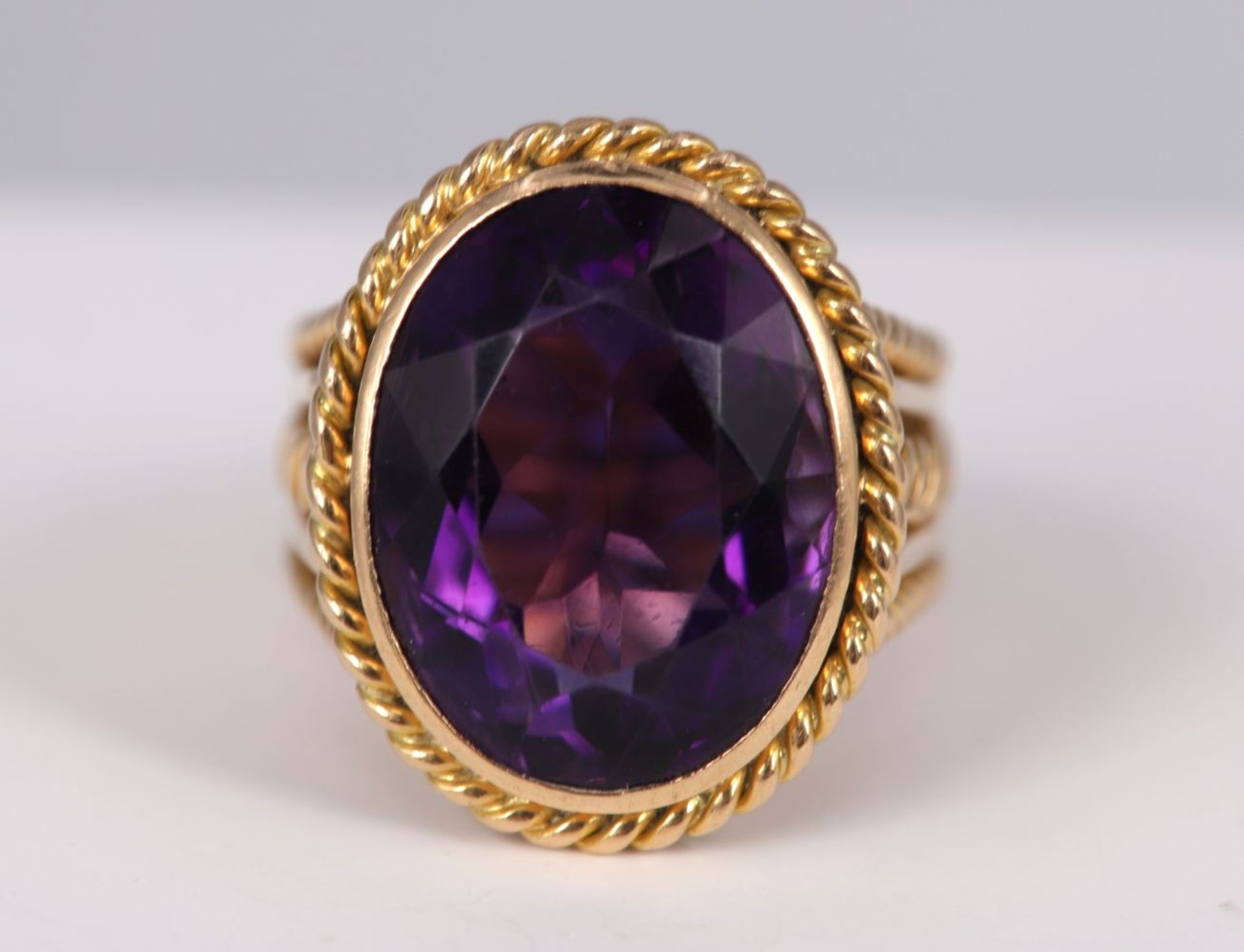 18K YELLOW GOLD & AMETHYST RING