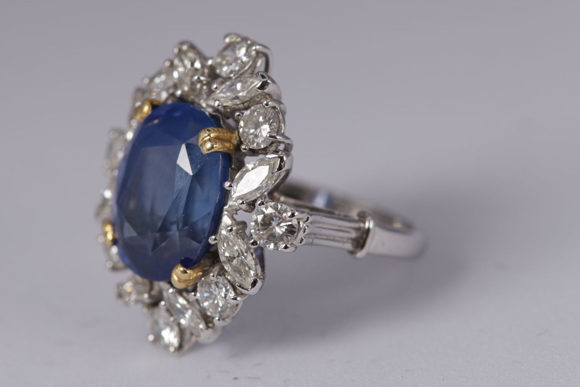 18K WHITE GOLD, SAPPHIRE & DIAMOND COCKTAIL RING - Image 2 of 4