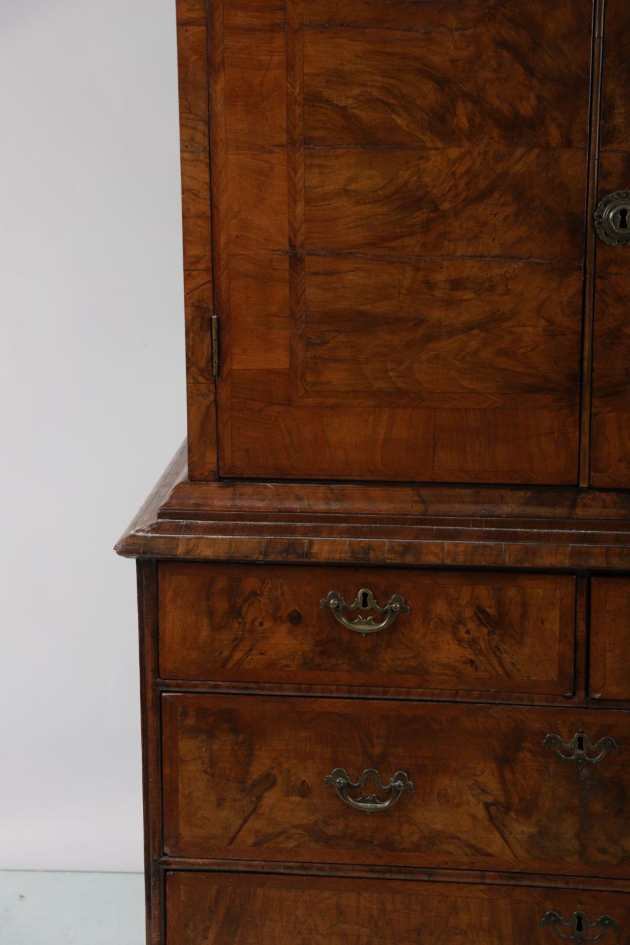 18TH-CENTURY WALNUT CABINET-ON-CHEST - Bild 2 aus 4