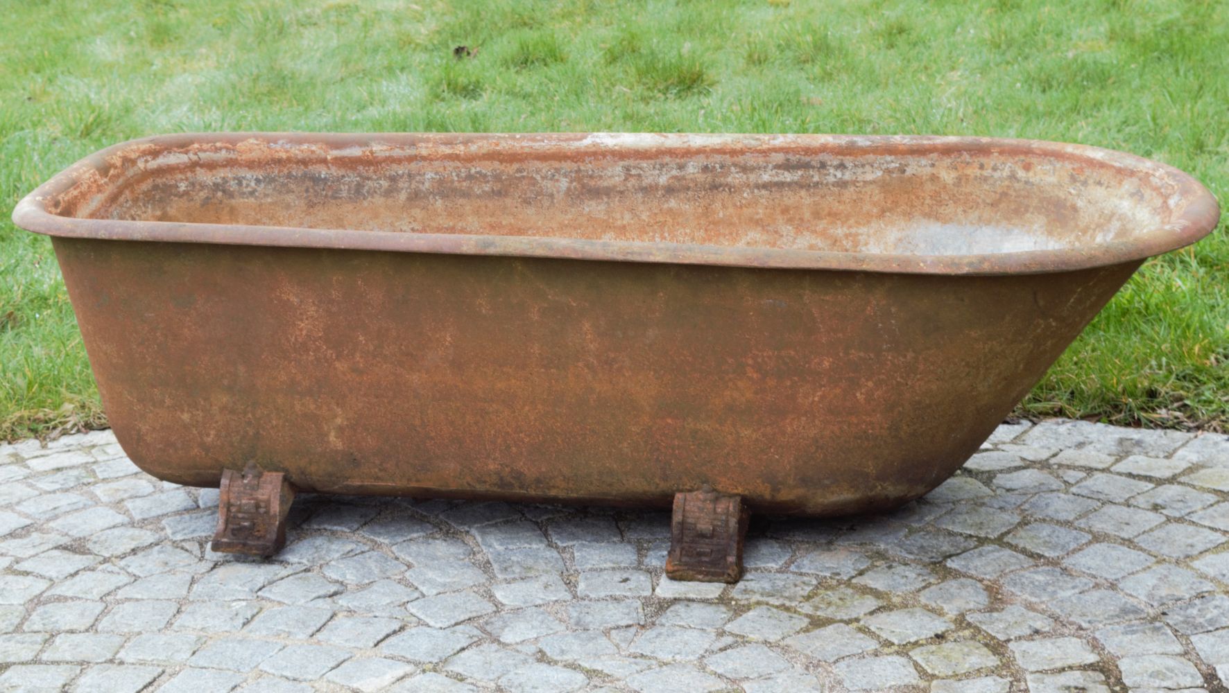 VICTORIAN HEAVY CAST IRON BATH