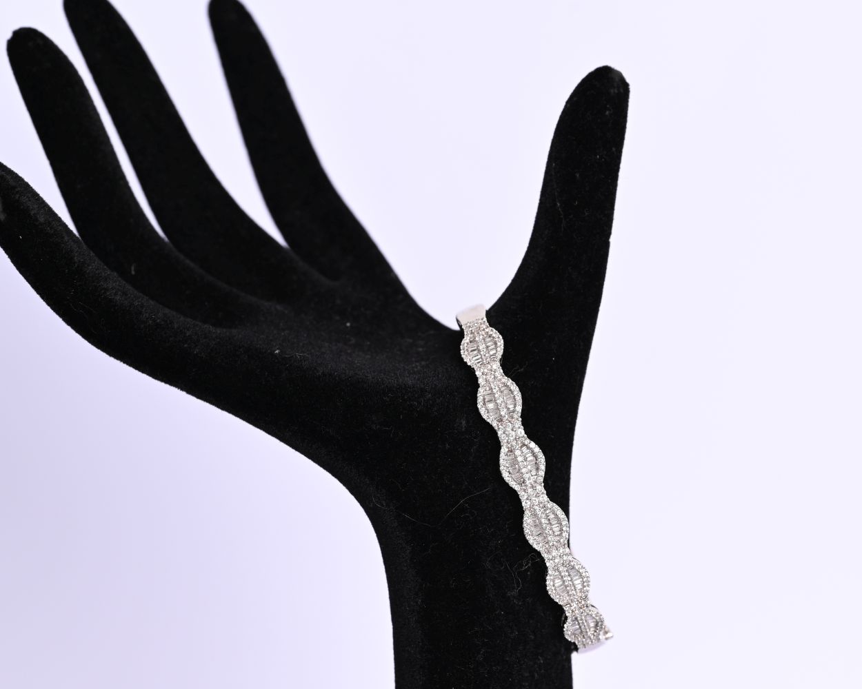 18K WHITE GOLD & DIAMOND BRACELET - Image 2 of 2