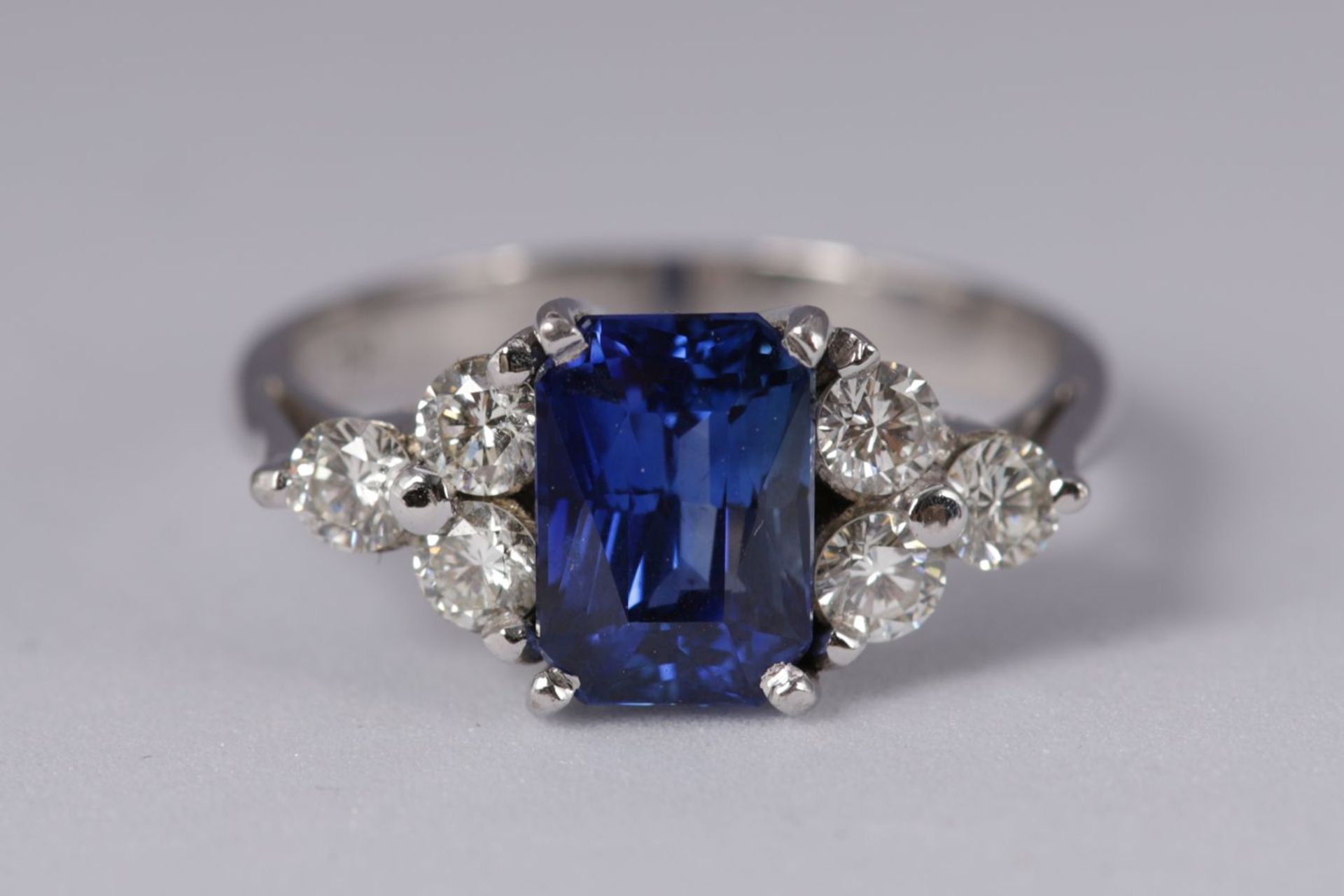 18K WHITE GOLD, SAPPHIRE & DIAMOND RING