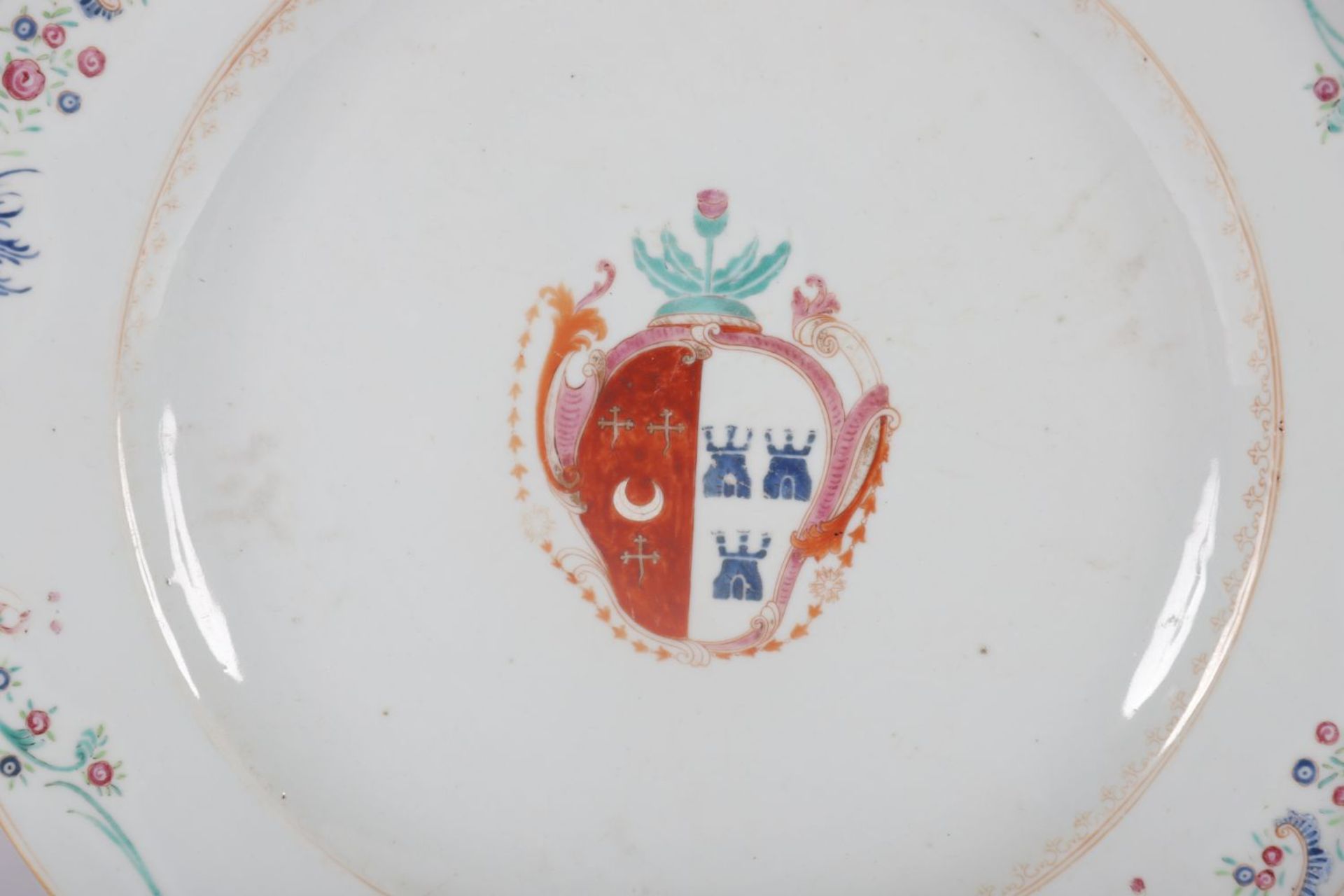 A CHINESE FAMILLE ROSE ARMORIAL DISH - Image 2 of 2
