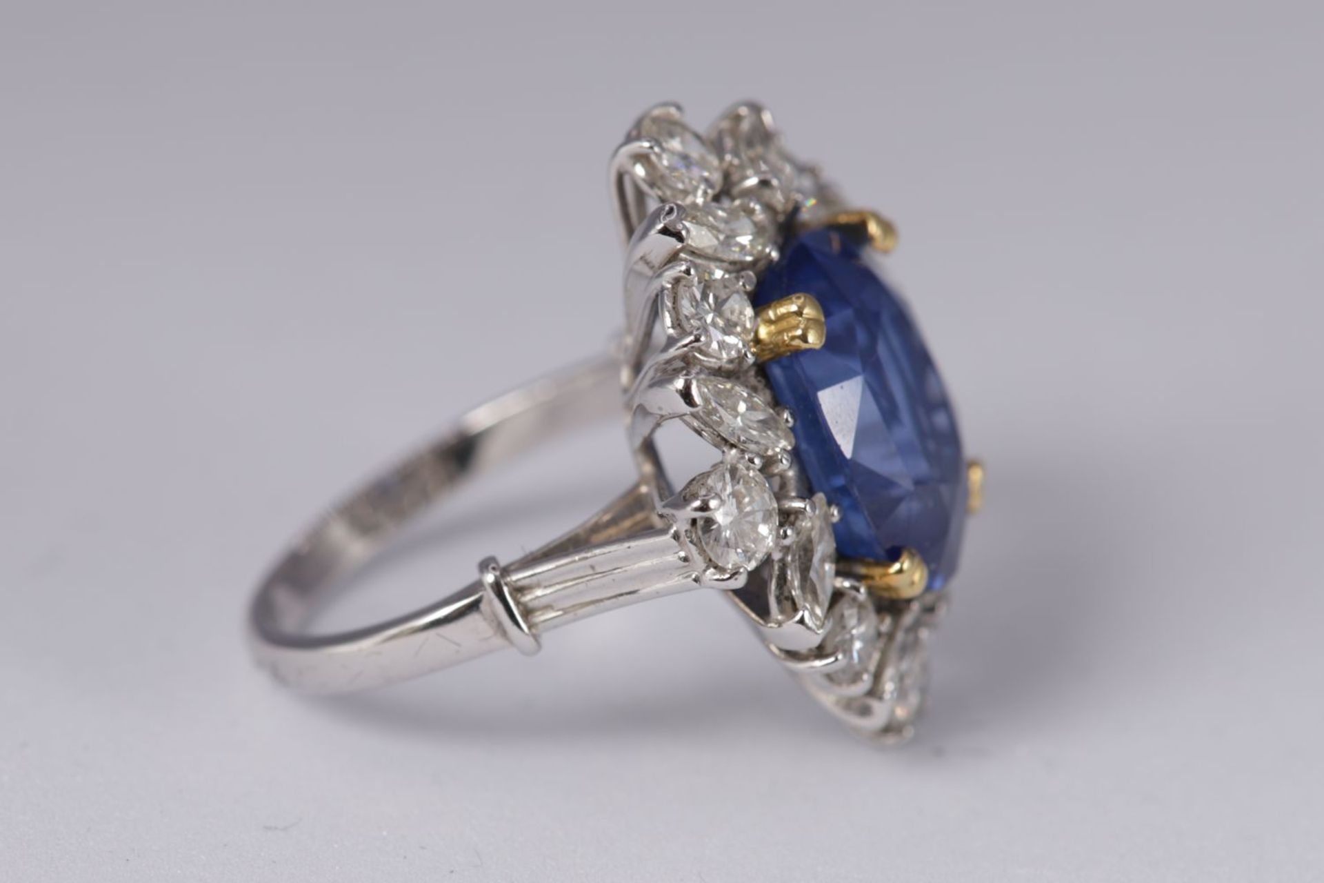 18K WHITE GOLD, SAPPHIRE & DIAMOND COCKTAIL RING - Image 3 of 4