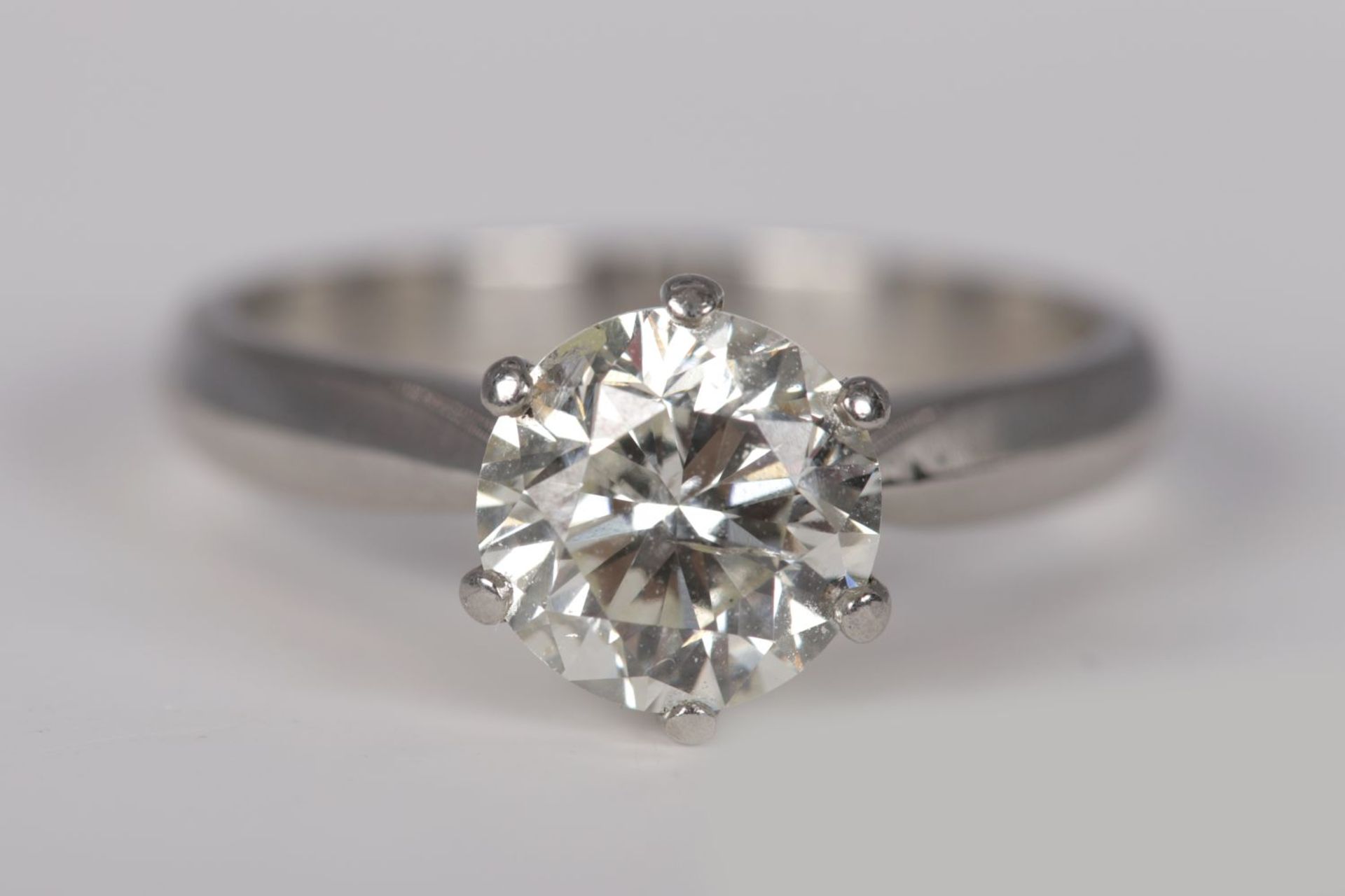 18K PLATINUM & DIAMOND SOLITAIRE RING