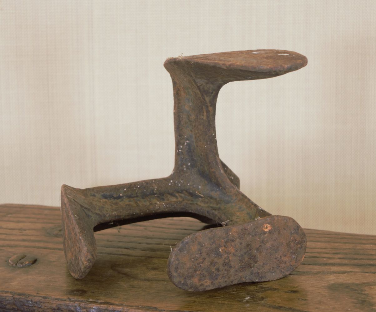19TH-CENTURY CAST IRON 3-FOOTED COBBLER'S LAST