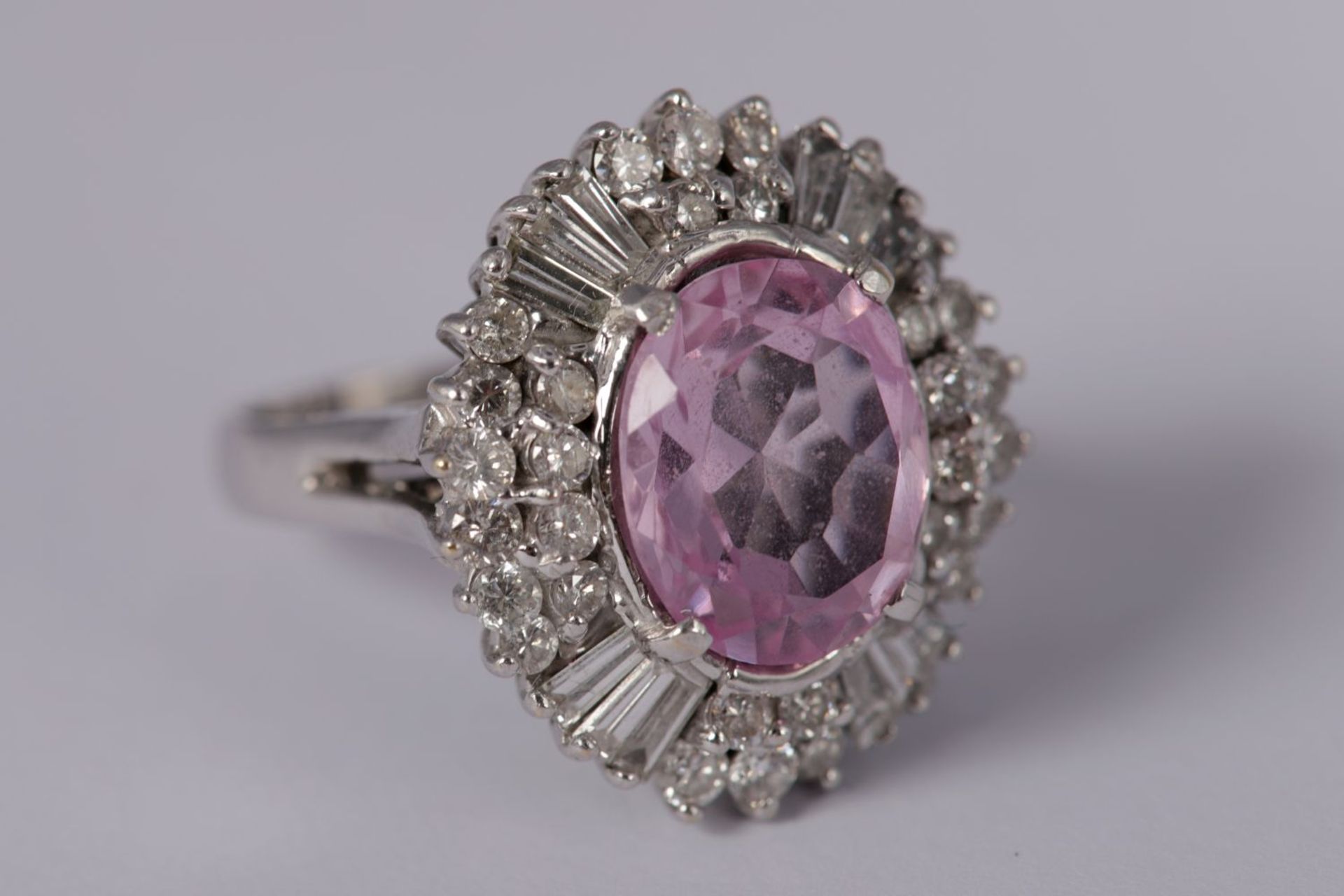 14 CARAT PINK SAPPHIRE AND DIAMOND RING - Image 3 of 4