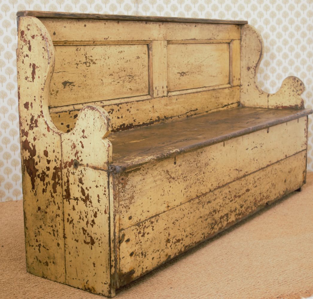19TH-CENTURY PINE SETTLE BED