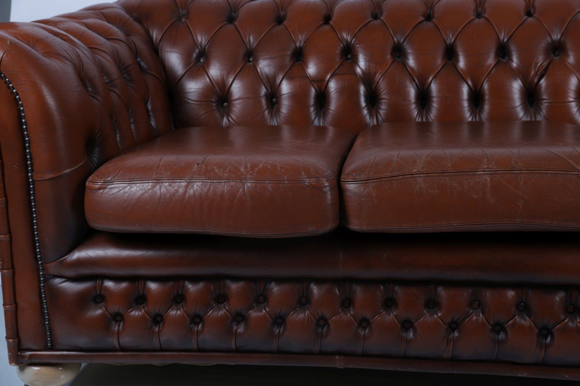 LEATHER UPHOLSTERED ROLL BACK CHESTERFIELD SETTEE - Image 2 of 3