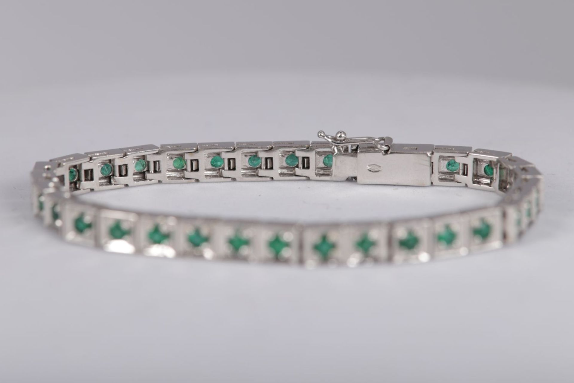 18K WHITE GOLD & EMERALD BRACELET - Image 2 of 3