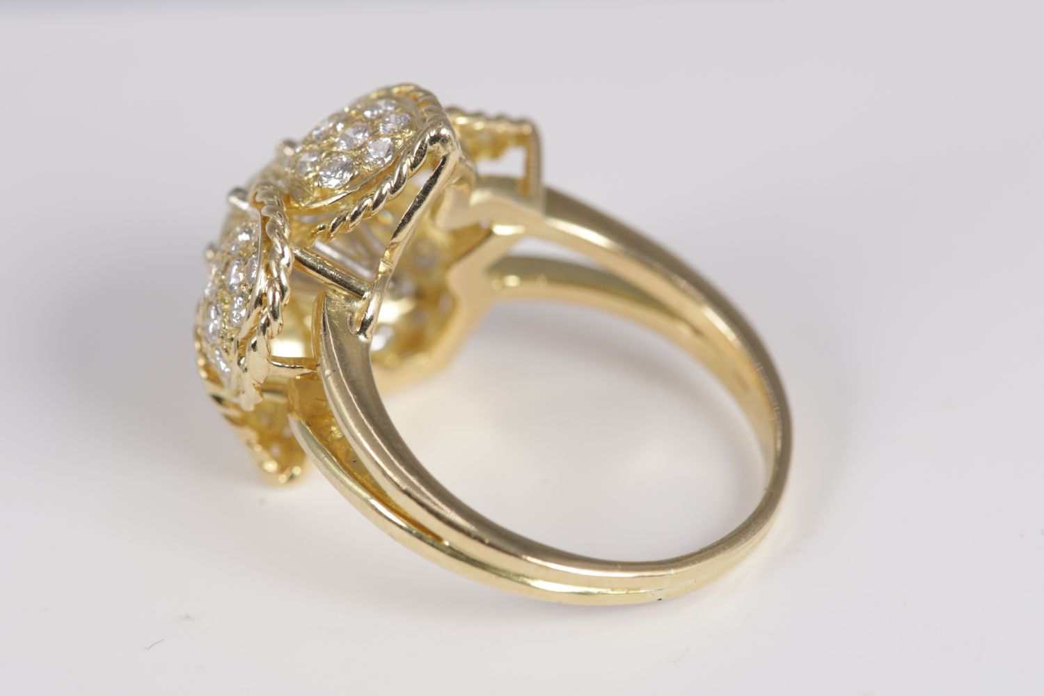 18K GOLD DESIGNER DAISY RING - Image 3 of 4