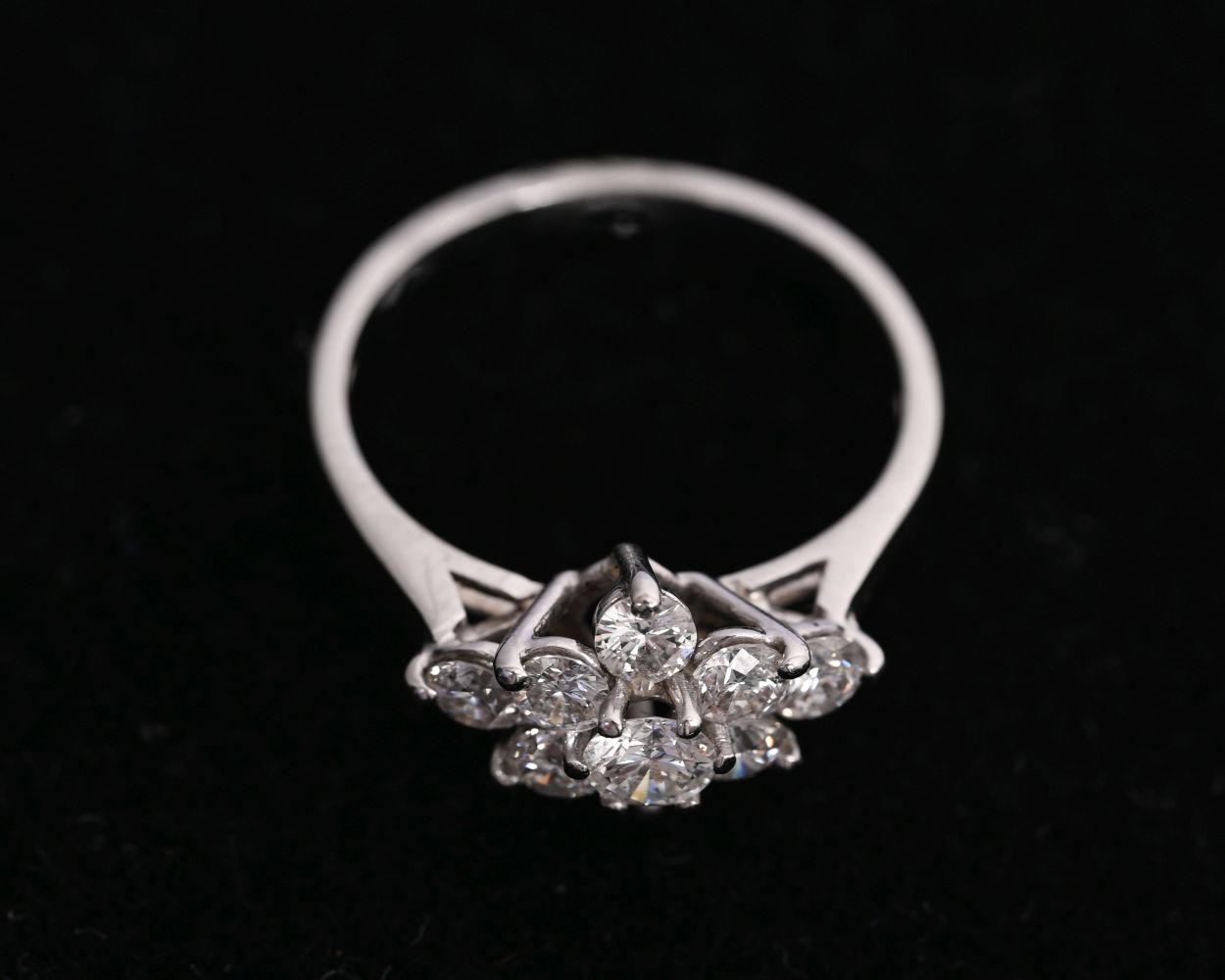 18K WHITE GOLD & DIAMOND CLUSTER RING - Image 2 of 2