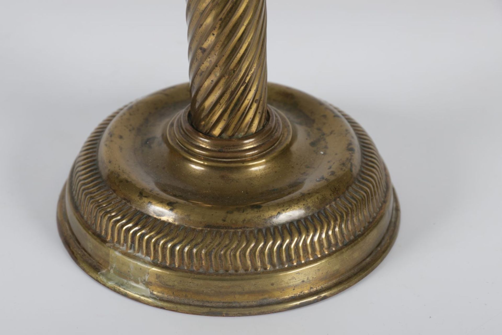 VICTORIAN BRASS MILK GLASS OIL LAMP - Image 3 of 4