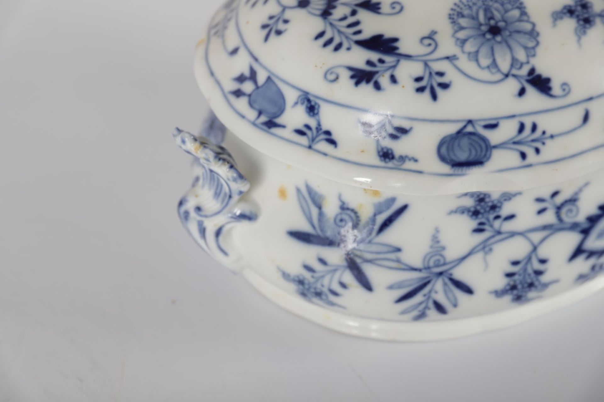 19TH-CENTURY MEISSEN BLUE & WHITE TUREEN & COVER - Image 2 of 3