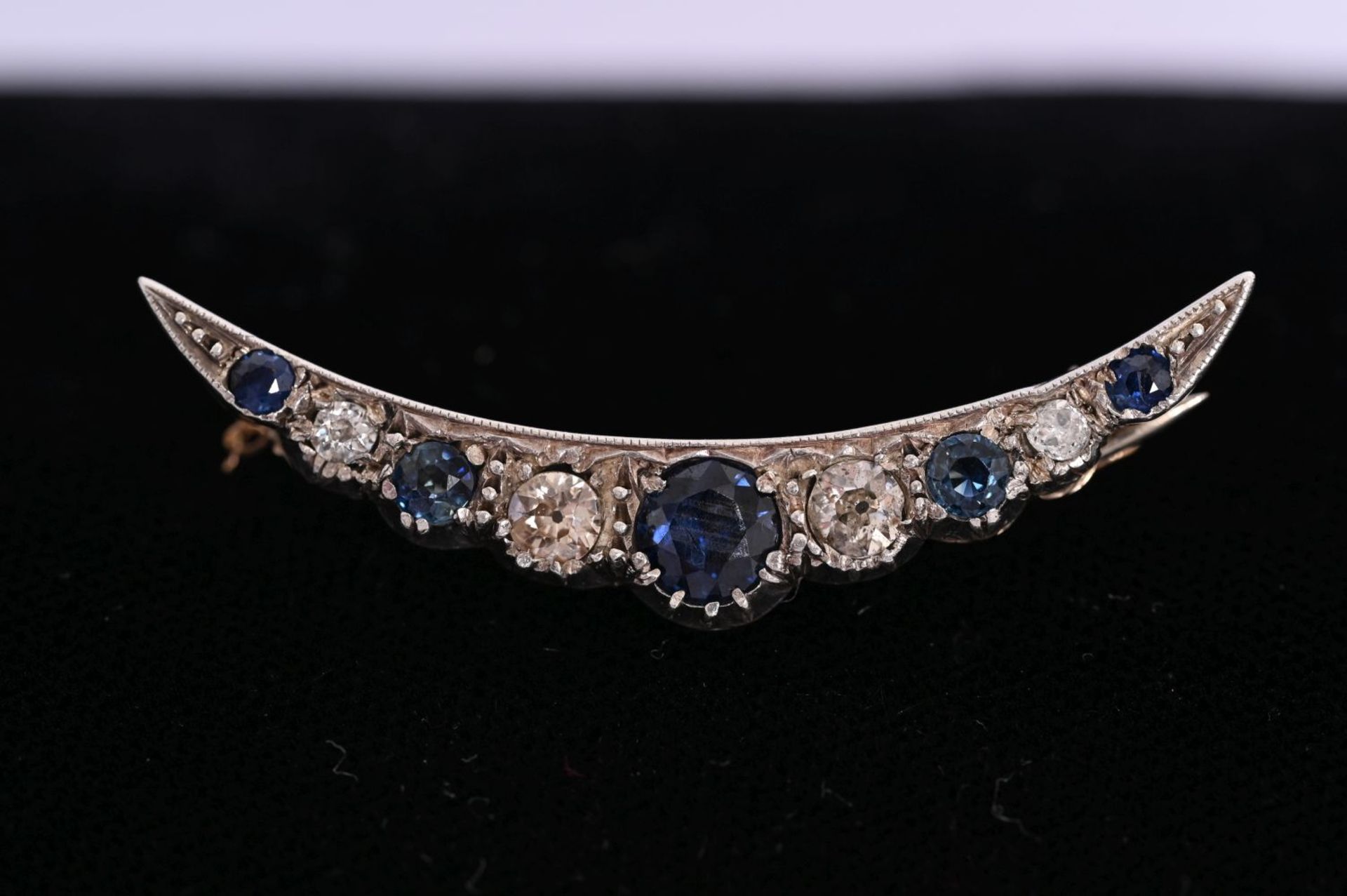 18K WHITE GOLD SAPPHIRE & DIAMOND BROOCH