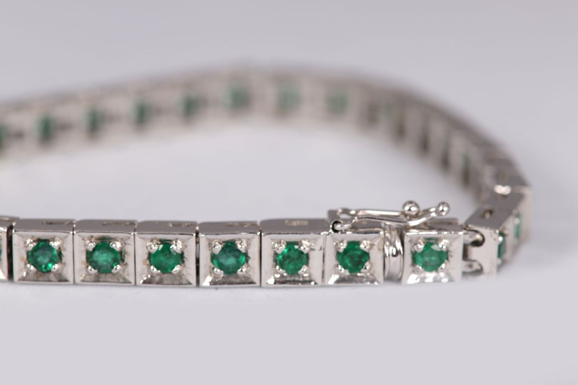 18K WHITE GOLD & EMERALD BRACELET - Image 3 of 3