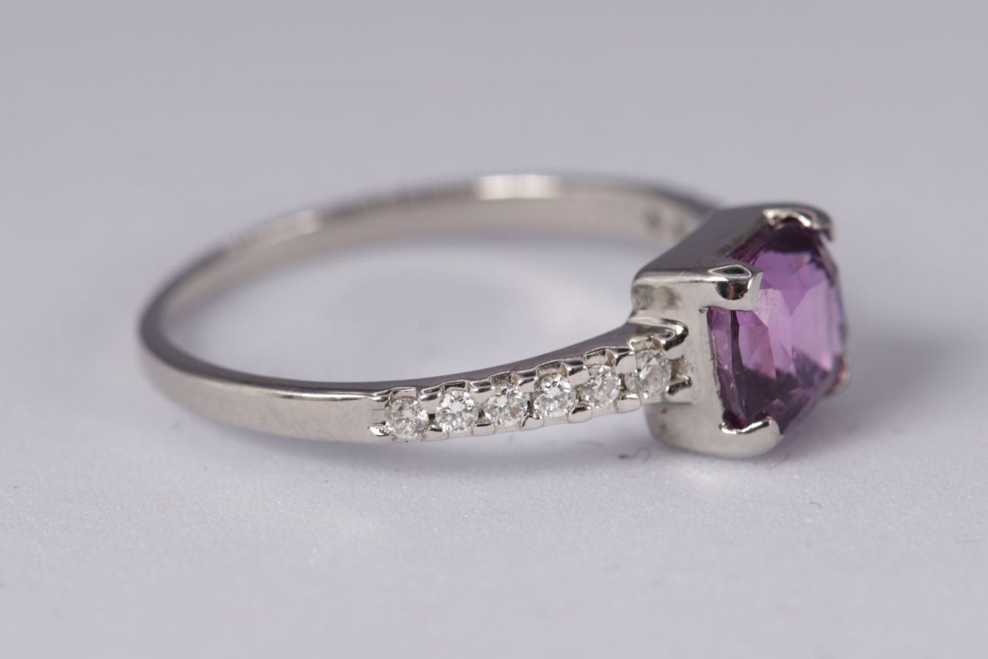 18K WHITE GOLD, PURPLE SAPPHIRE & DIAMOND RING - Image 3 of 3