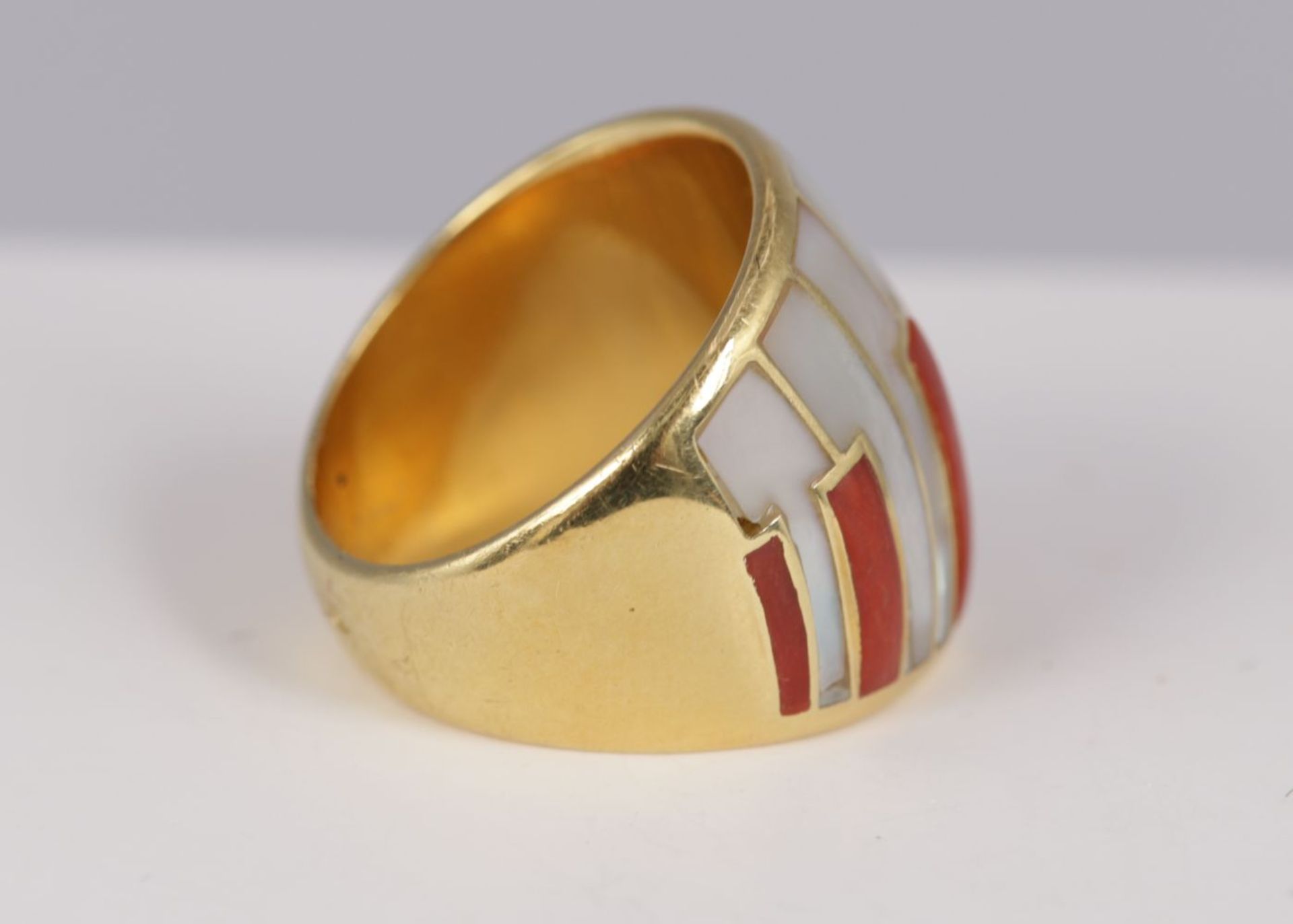 18K YELLOW GOLD & MOTHER O'PEARL RING - Image 3 of 3