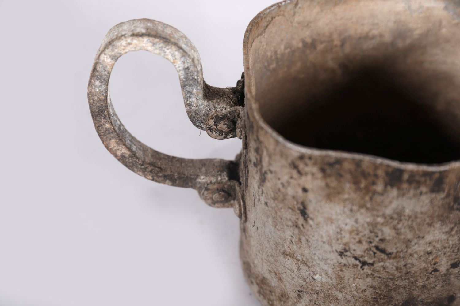 EARLY METAL MUG - Image 2 of 2