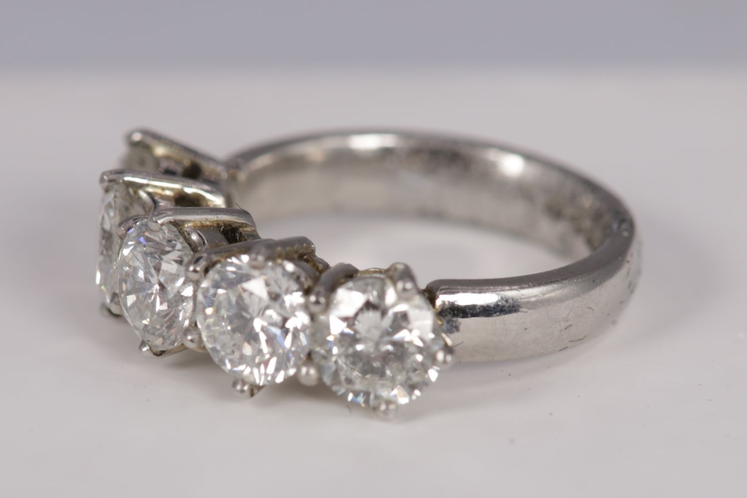 PLATINUM 5 STONE DIAMOND RING - Image 3 of 3