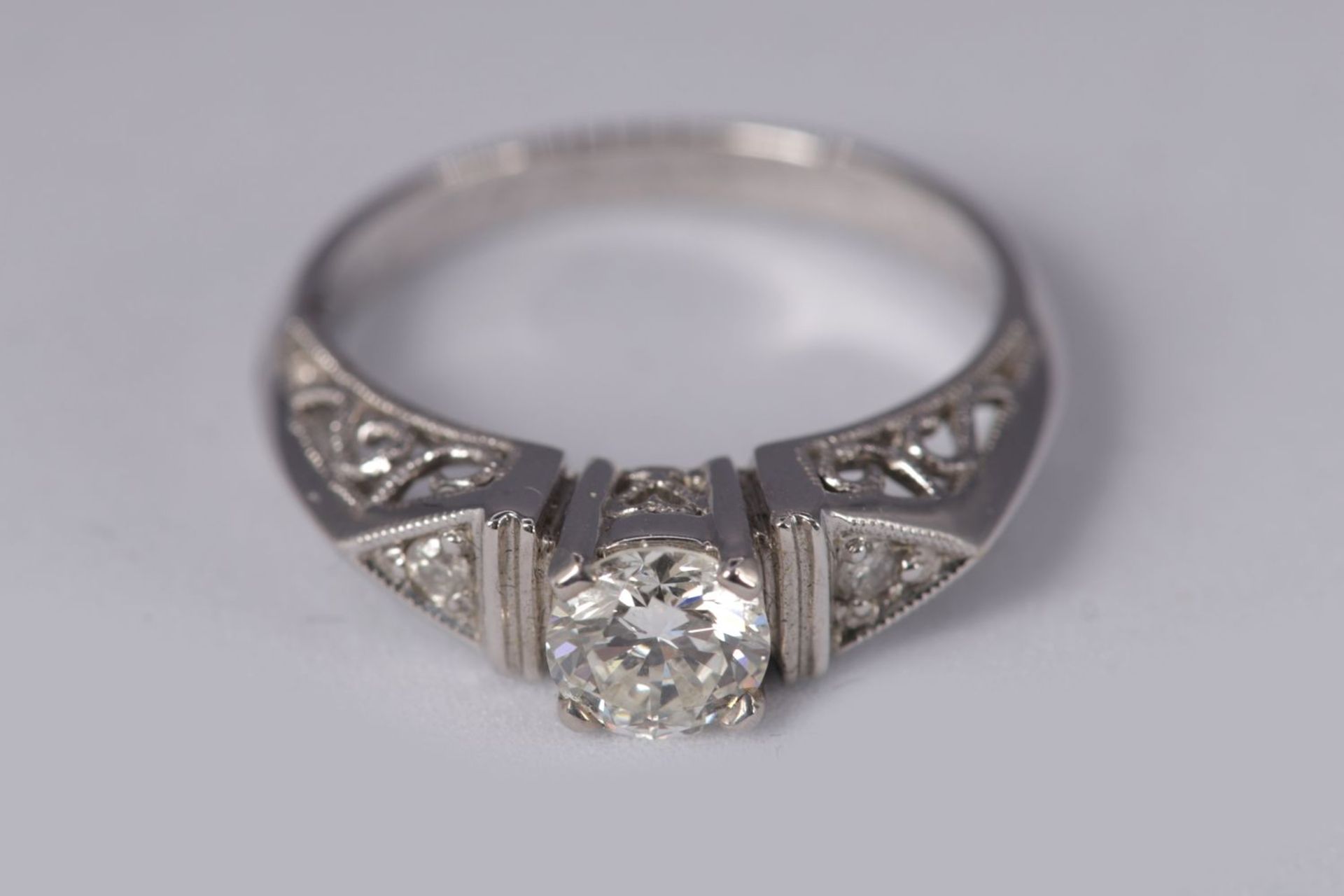 18K WHITE GOLD DIAMOND RING - Image 2 of 4