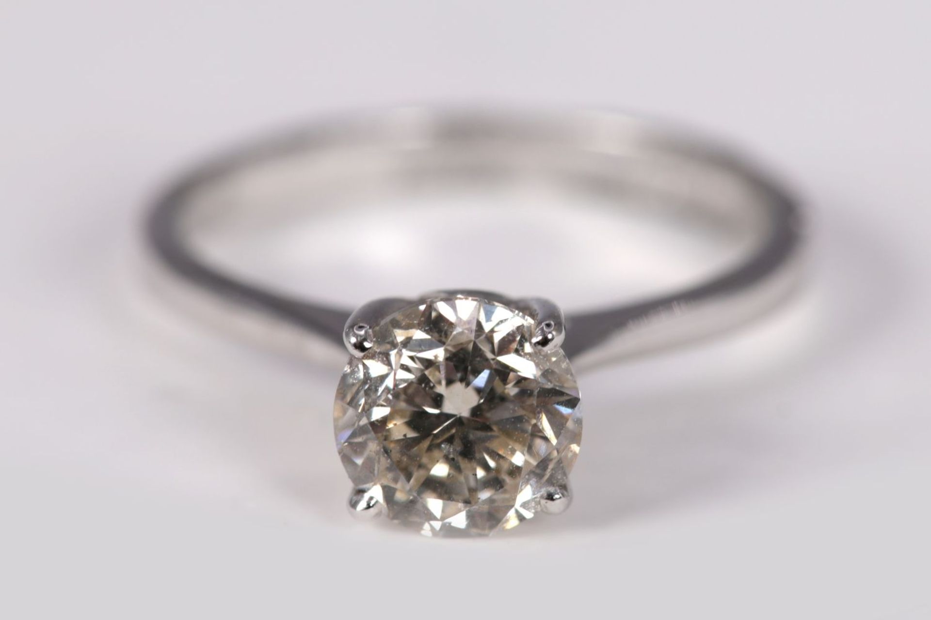 18K WHITE GOLD SOLITAIRE DIAMOND RING - Image 4 of 4