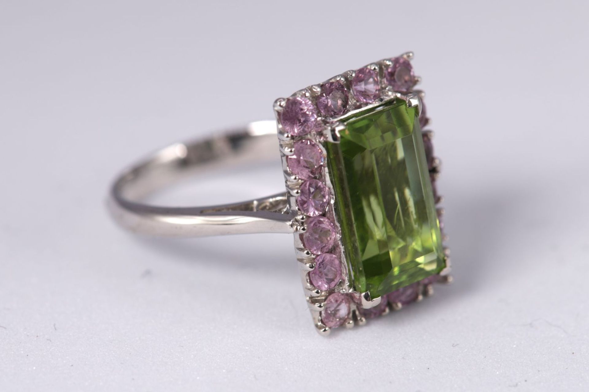 18K WHITE GOLD PERIDOT & PINK SAPPHIRE RING - Image 2 of 3