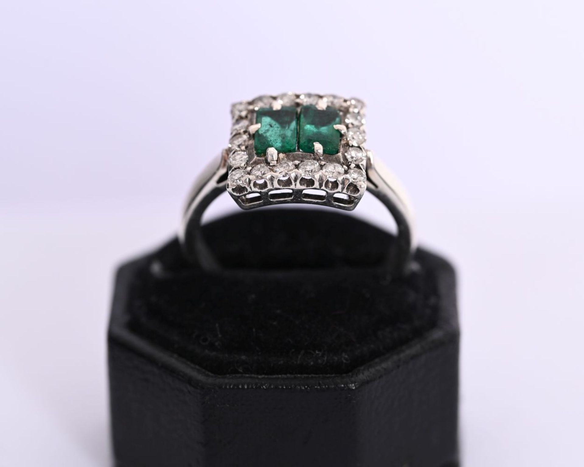 18K WHITE GOLD, EMERALD & DIAMOND RING