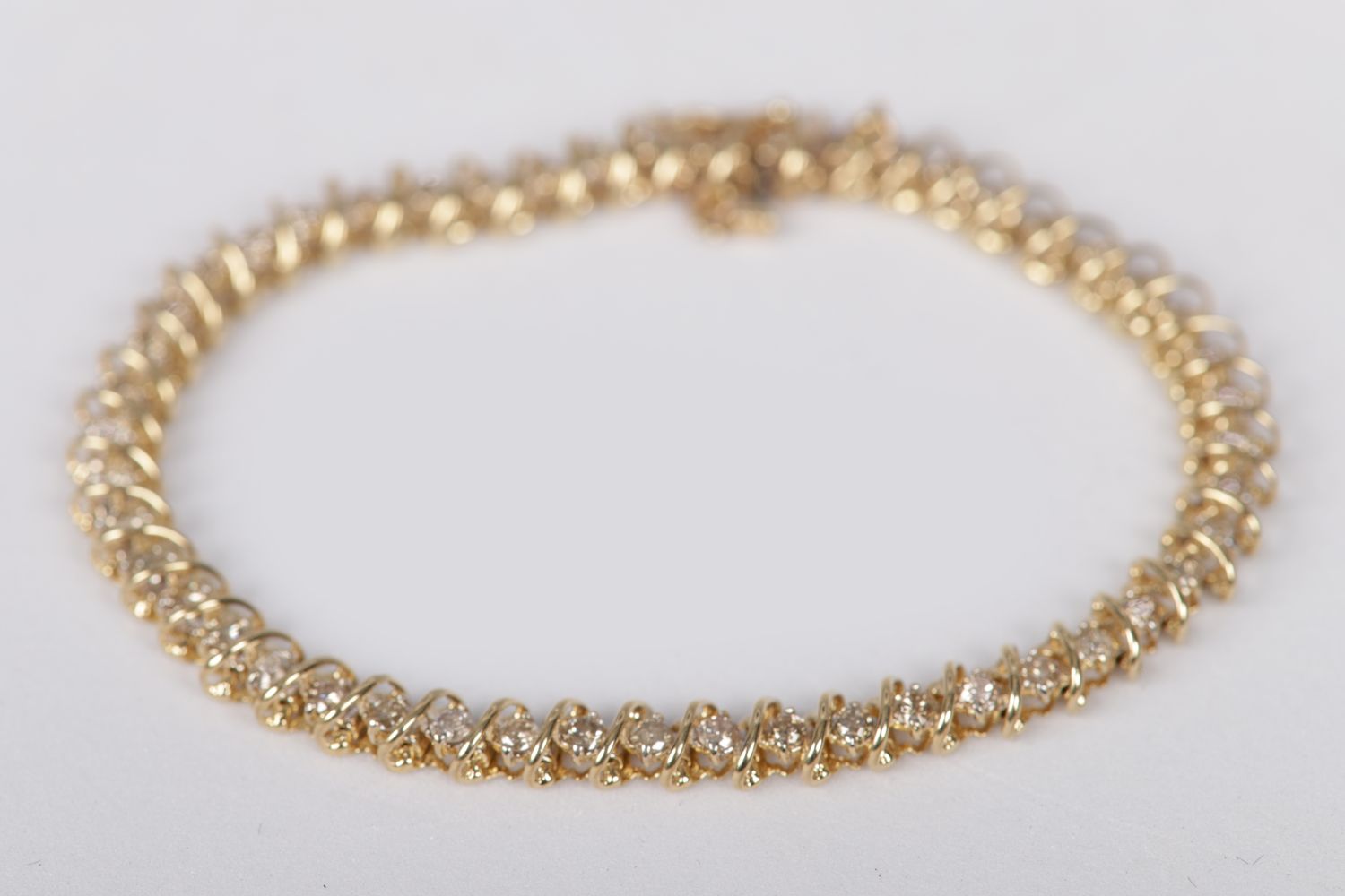 18K GOLD & DIAMOND TENNIS BRACELET - Image 3 of 4