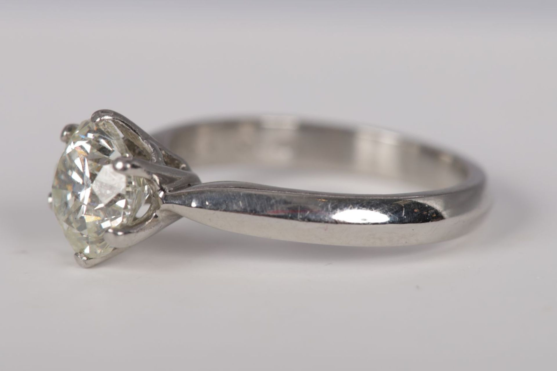 18K PLATINUM & DIAMOND SOLITAIRE RING - Image 2 of 3