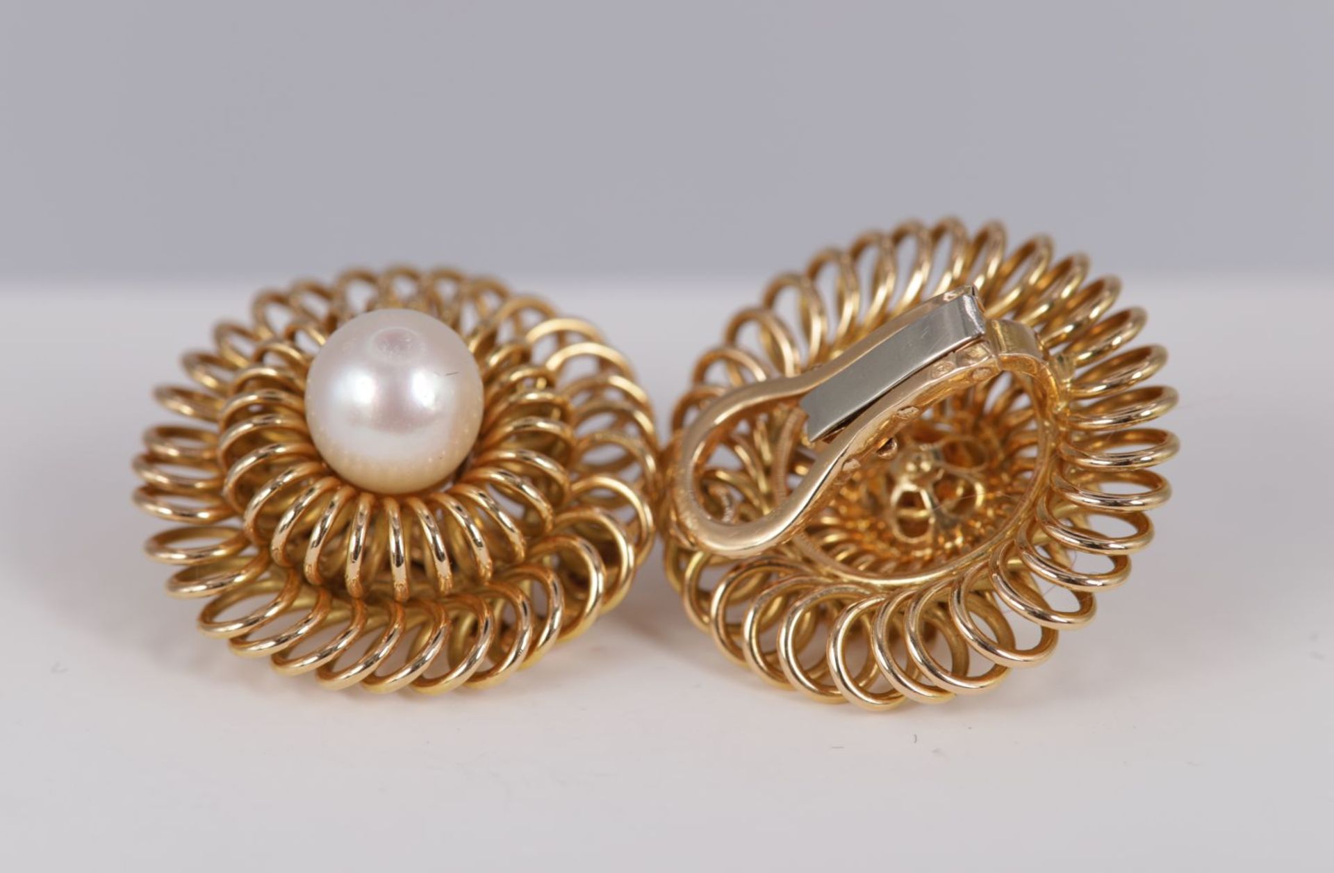 PAIR 18K YELLOW GOLD & PEARL ROUND EARRINGS - Image 3 of 3