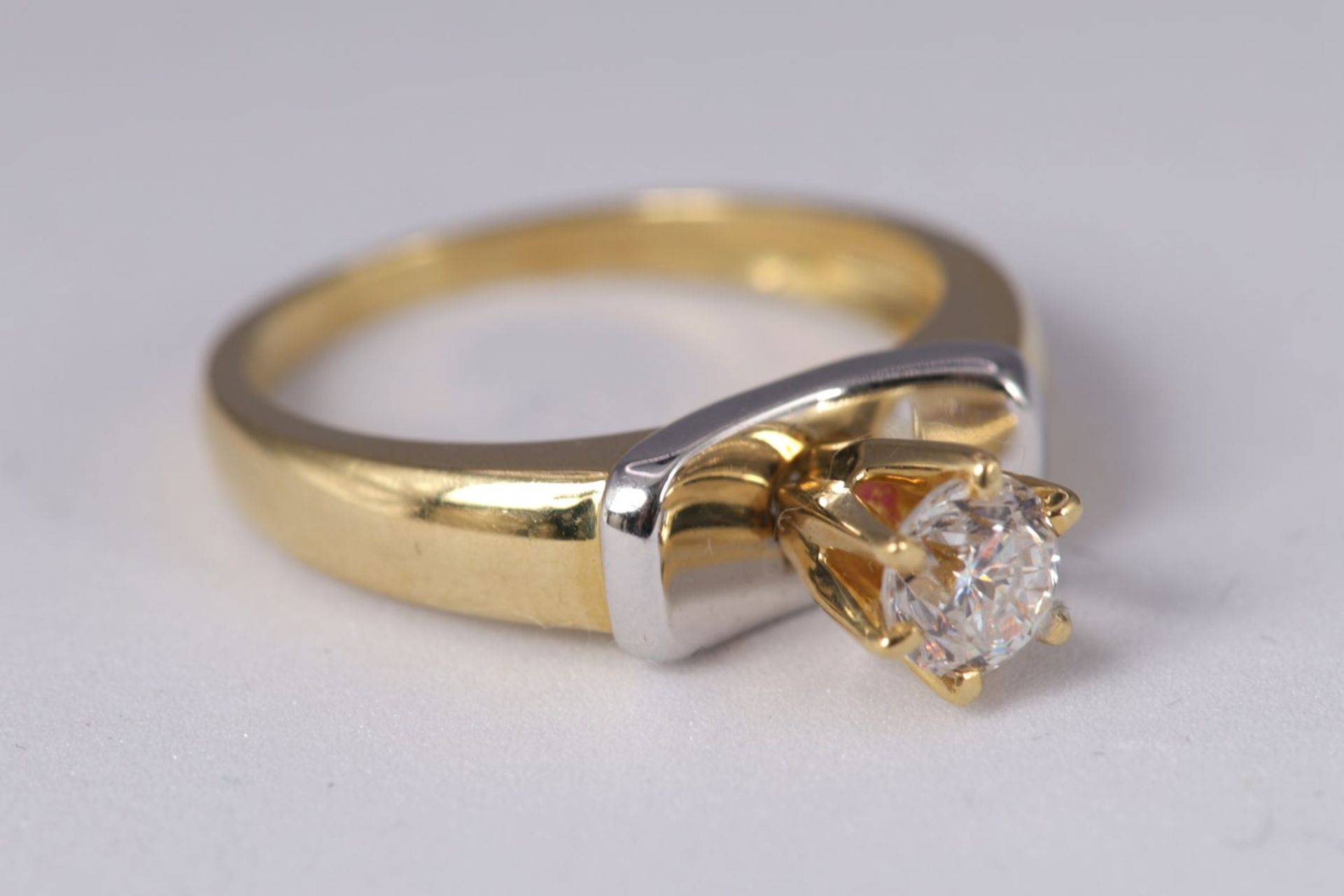 18K GOLD DIAMOND SOLITAIRE RING - Image 2 of 3