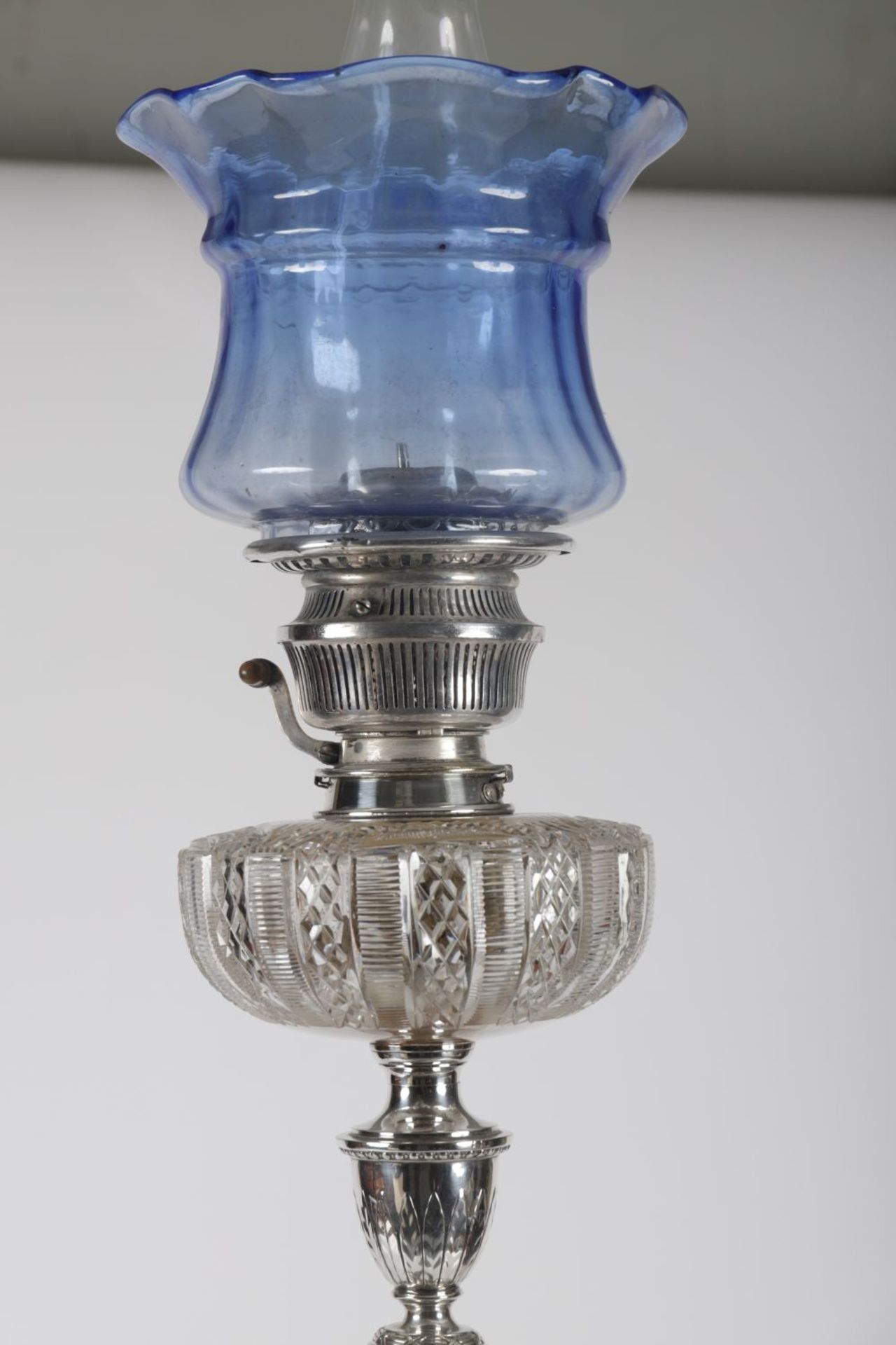 VICTORIAN SILVER-STEMMED OIL LAMP - Image 2 of 3