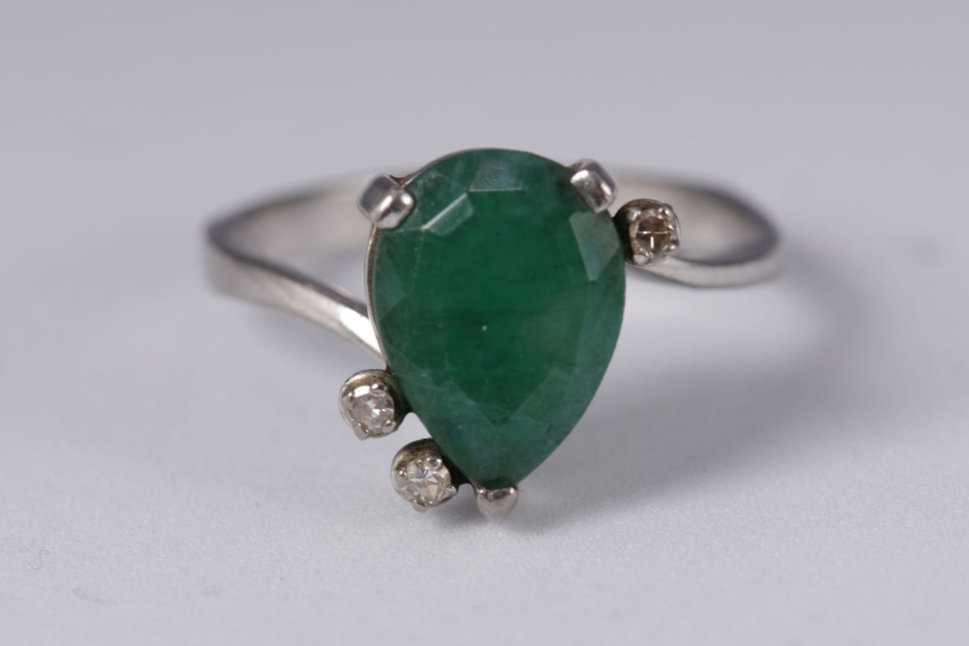 WHITE GOLD, EMERALD & DIAMOND RING - Image 4 of 4